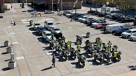 Polisen över eskort i april 2024. Samling vid Stora Torg.