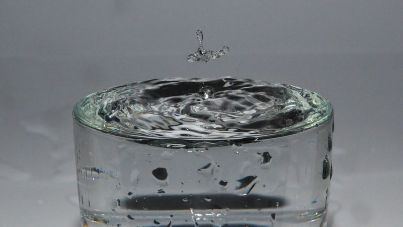 bild på vatten i vattenglas