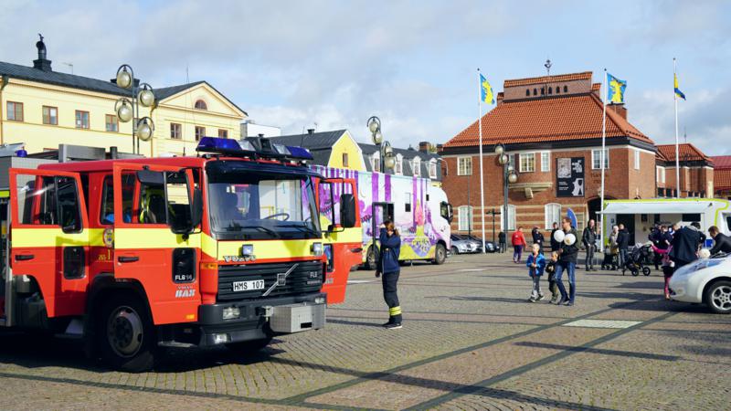 Brandbil och räddningstjänst tar emot besökare på Stora torg under Öppet rådhus 2019.