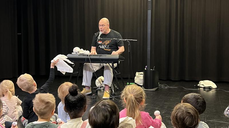 Rösträttscoach Dan Bornemark sjunger ut tillsammans med förskolebarn i Kulturnyckelns program Rösträtt - sång på förskolan.