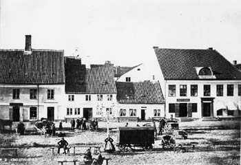 Cardellsgatan 15/Lilla Torg samt Cardellsgatan 13/Lilla Torg, ev omkr 1895.