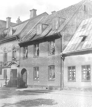 Tvåvåningshuset i mitten. Västra Storgatan 19, Kristianstad, enl. uppg. omkr. 1900