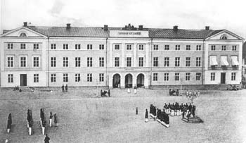 Byggnadens högra två tredjedelar samt byggnadens vänstra tredjedel, Stora Torg, Kristianstad.