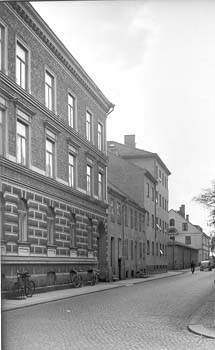 Trevåningshuset och tvåvåningshuset närmast, Norra Kaserngatan, Kristianstad, 1954.