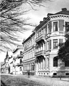 Hörnhuset närmast, Västra Boulevarden 37 - Döbelnsgatan 1, Kristianstad, senast omkr. 1900.