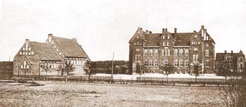 Äldre skolbyggnader på tomtens östra del, Åhus, fr. SV.