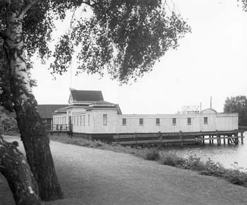 Civilt kallbadhus och t.v. därom båthus för roddklubb, fr. N, senast 1958.