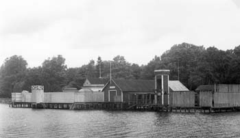 Civilt kallbadhus, båthus för roddkubb och militärt kallbadhus, fr. SV, senast 1953.