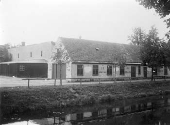 Kreaturstorg, byggnad vid kanalen och byggnader i vinkel mot väster, fr. Ö, senast 1939.