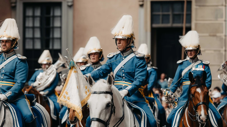 En grupp människor som rider på hästar och spelar musik.
