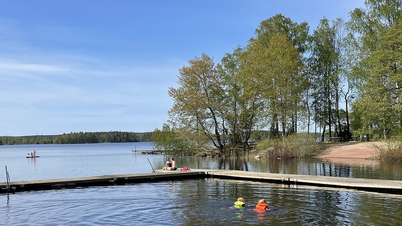 Bad vid Mjönäs badplats sommaren 2023