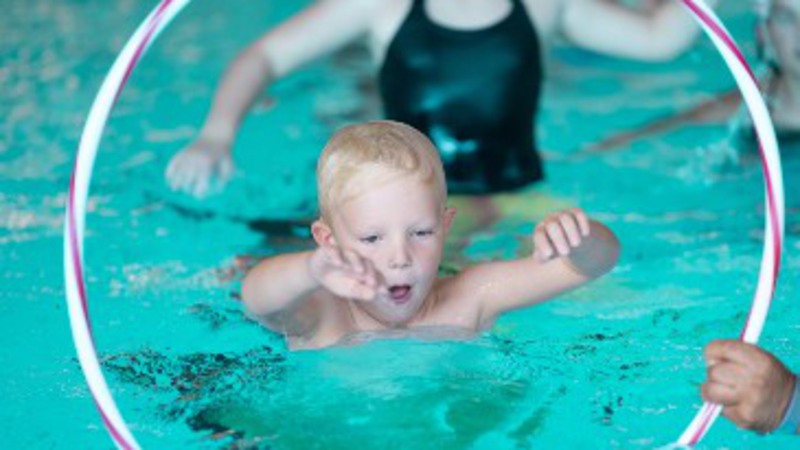 Träning i vattnet för barn på Kristianstads badrike
