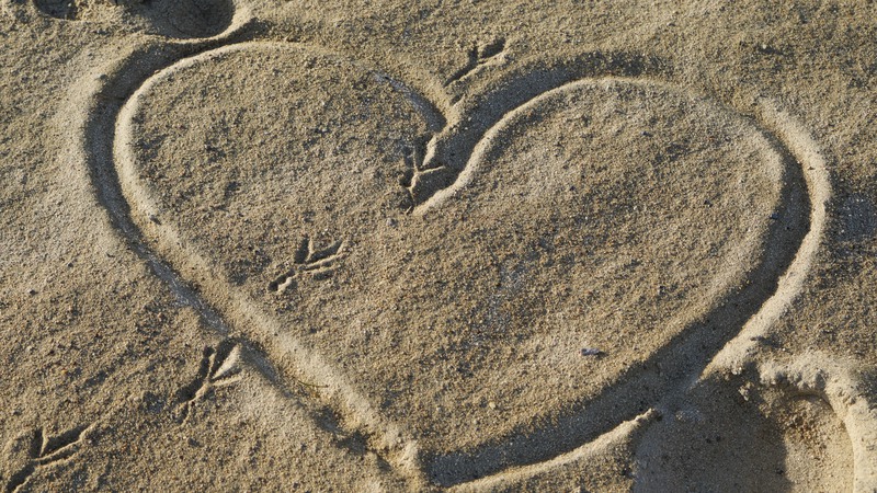 hjärtat i sanden