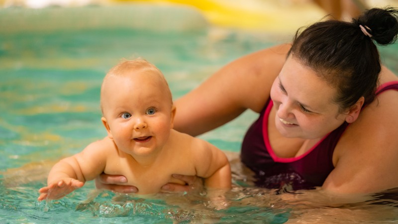 Bebis vattentränar tillsammans med  vuxen i bassängen på Kristianstads badrike 