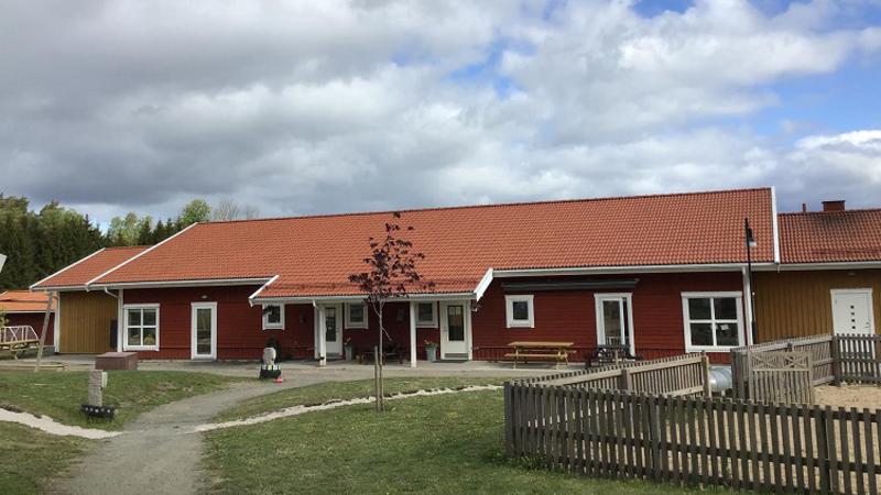 Exteriörbild av Norra Strö förskola som är en fristående verksamhet.