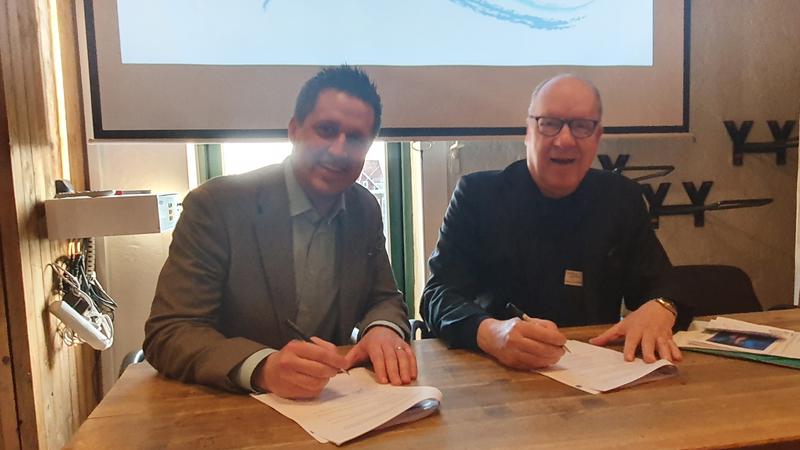 Oscar Nilsson och Henry Gustavsson signerar IOP