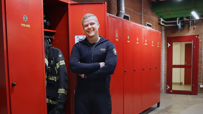 Johan Ferm är brandman på Räddningstjänsten. Foto: Bravissimo. Bilden är tagen för medarbetarporträtt i Uppslaget januari 2023 samt publicering medarbetare på kristianstad.se samt i sociala medier