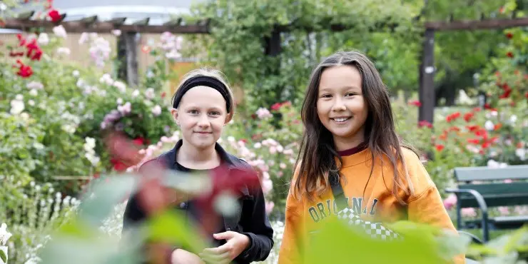 Viola Björkman och Isabelle Cabouri trivs i Hälsoträdgården.