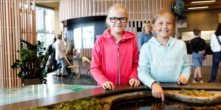 Kompisarna Helle Jönsson och Ella Ryberg tycker att Naturum är superkul.