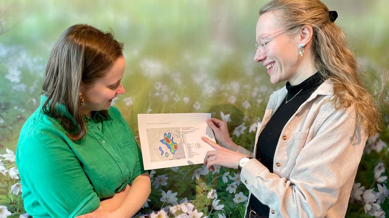 Katja Malmborg och Marleen Schwarze visar den deltagarbaserade kartläggningen av landskapsvärden i Vattenriket.