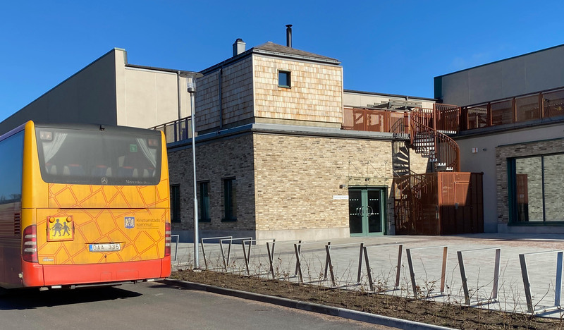 Skolbussen lämnar barnen vid skolans ingång till Kristianstads badrike