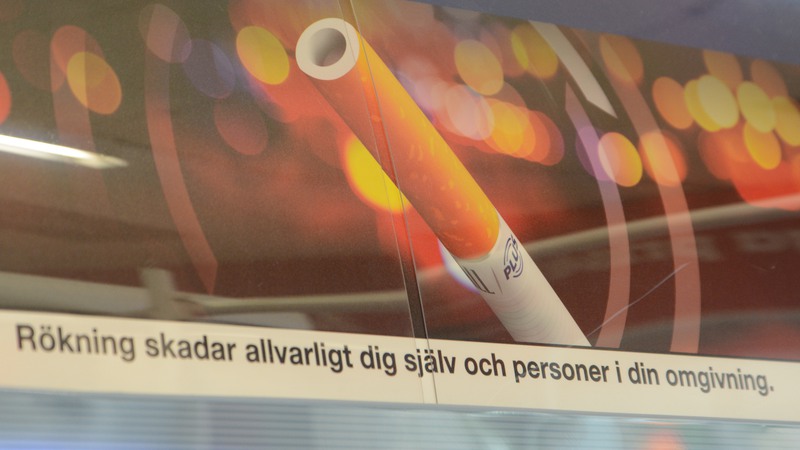 varningstext för rökning som säger "rökning skadar allvarligt dig själv och personer i din omgivning"