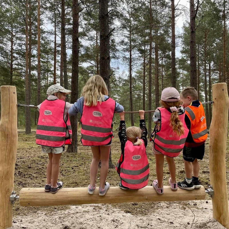 Barn leker på naturlek Skåneleken som ligger på Skåneleden vid Täppetleden i Åhus