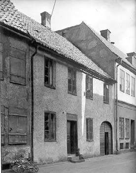 Allön 15 (tid. 11). I mitten, Västra Vallgatan 21, 1954. (RM)
