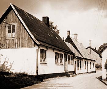 Bagaren 6. Huset närmast, Sjögatan 10, 1954. (RM)