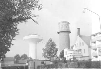 Bastionen 7. Nyare vattentorn t.v., äldre vattentorn t.h., fr. S, 1965.(RM)