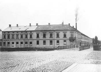 Bostads- och kontorsbyggnader i förgrunden, Östra Ågatan 3-Västra Storgatan 66, mitten av 1920-talet