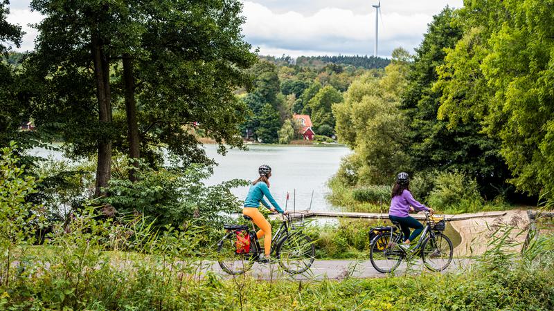 Två personer cyklar runt Råbelövssjön