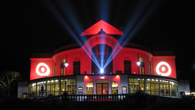Kristianstads teater belyst i rött när musikgruppen Artmade har konsert
