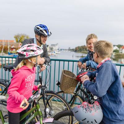 Familj cyklar i Åhus. © Sven Persson / swelo.se