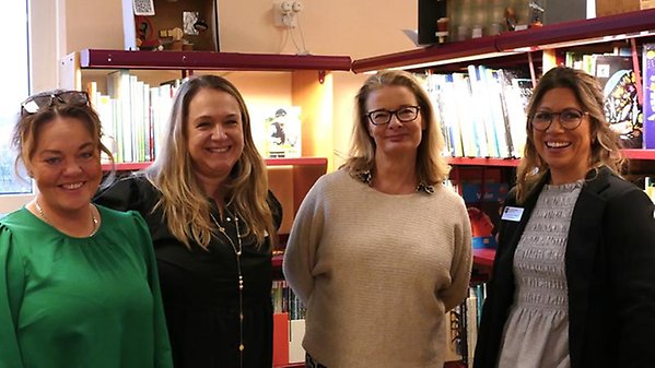 Rektorerna Jessica Netzén Pettersson och Charlotte Olander, skolminister Lotta Edholm och förvaltningschef Lina Leyman Nilsson på skolbiblioteket i Fjälkinge.