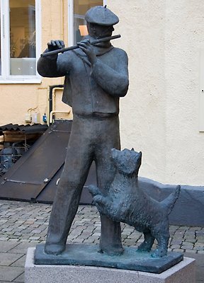 Konstverket En gycklare och hans hund av Axel Olsson