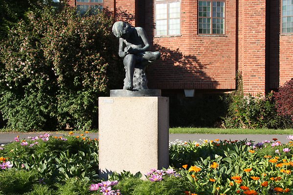 Konstverket Törntaggen placerad vid Kulturkvarteret
