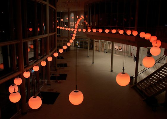 Konstverk i Arenan som består av många lampor och heter Rise and fall. Konstnär David Svensson