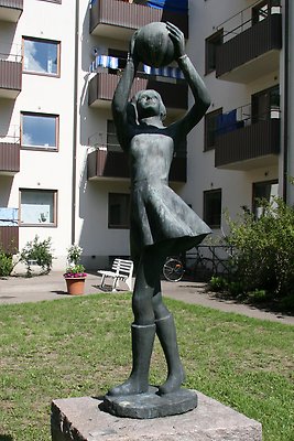 Skulpturen Bollflickan av Axel Olsson
