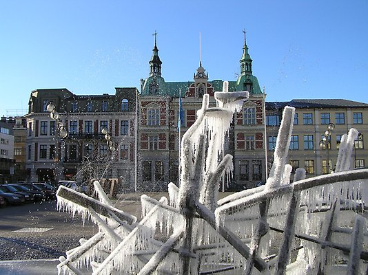 Skulpturen Ikaros på Stora Torg i Kristianstad fylld av is. 