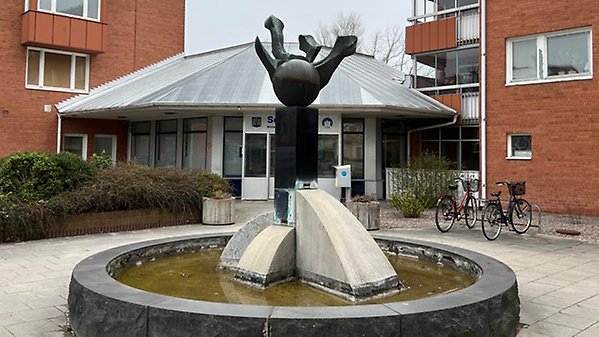 Konstverket Skulpturbrunn av Owe Pellsjö