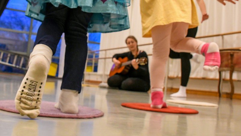 Barnrytmik erbjuder sång och rörelse för de yngre barnen.