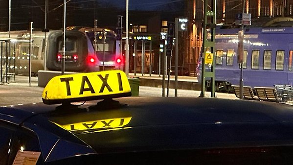 En taxibil som står vid Kristianstad C