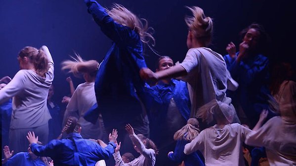 Bildmontage av dansande ungdomar på Kulturhuset Barbacka.