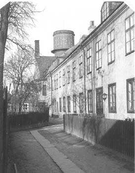 De båda tvåvåningshusen närmast, f.d. gatufasad mot väster, 1939.