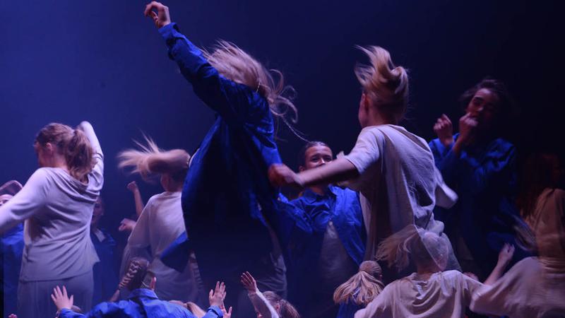 Bildmontage av dansande ungdomar på Kulturhuset Barbacka.