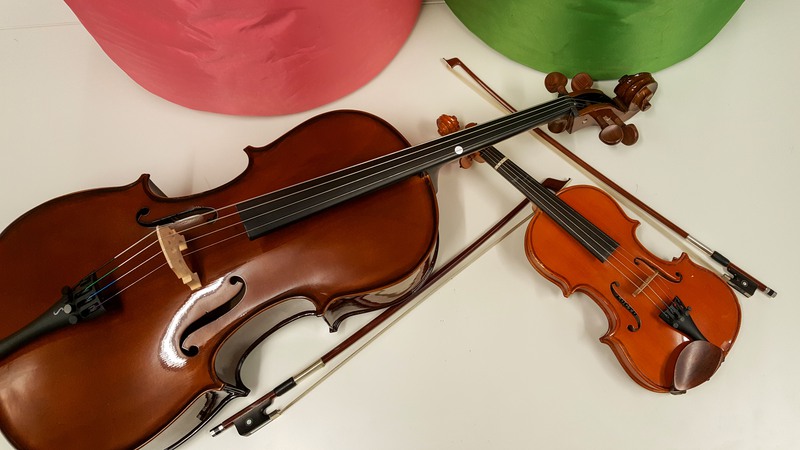 Under året i Nybörjargrupp Fiol och cello får du möjlighet att prova båda instrumenten innan du väljer vilket du gillar bäst.