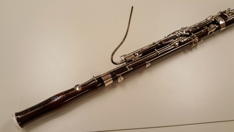 Fagotten tillhör träblåsinstrumenten och du blåser genom ett rörblad. 