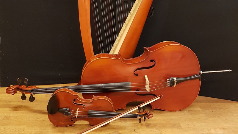 Musikinstrumenten harpa, fiol och cello. 