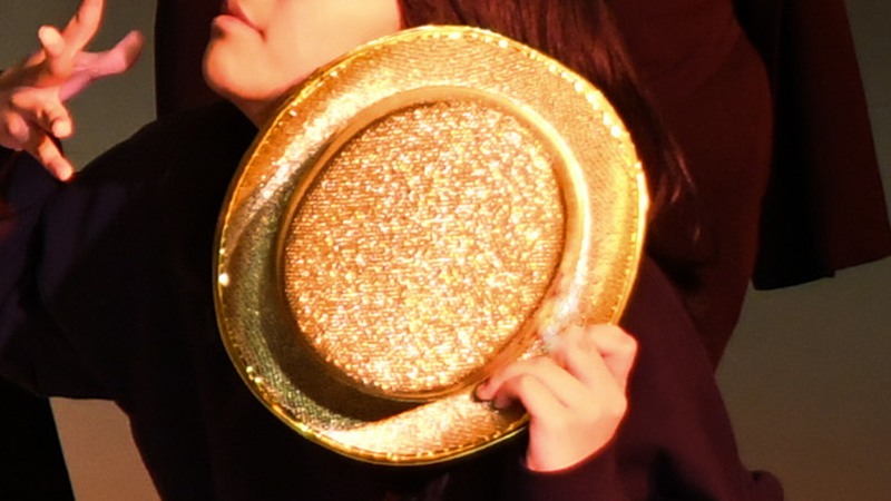 En deltagare i Musikskolans musikalgrupp som poserar med en guldhatt. 